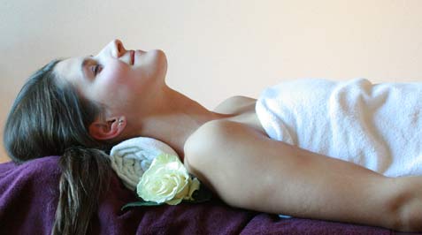 das Bild zeigt eine Frau welche die Massage geniesst